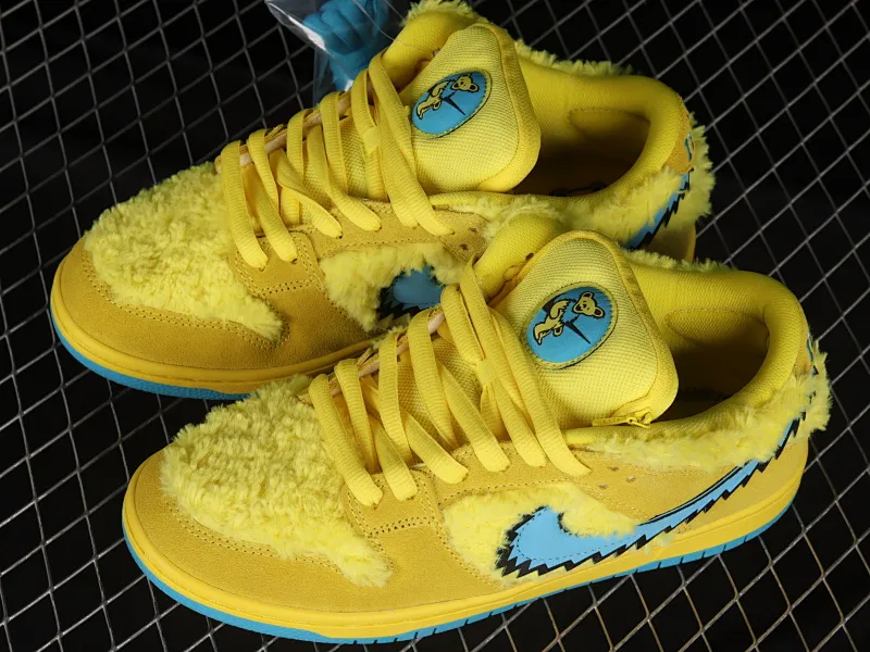 All categories Nk SB Dunk Series Nk SB Dunk Low low-top sneakers OG version Grateful Dead x Nk SB Dunk Low "Yellow Bear" joint model yellow and blue bear sports skateboard shoes CJ5378-700